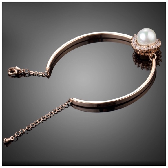 *SOLD**NWT The Elata Pearl Bracelet Swarovski Crystals - Picture 2 of 3